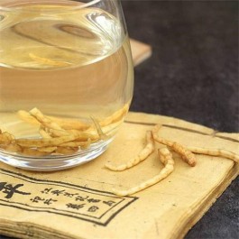 茅台酒的颜色是白色的-贵州茅台酒白色条是什么意思